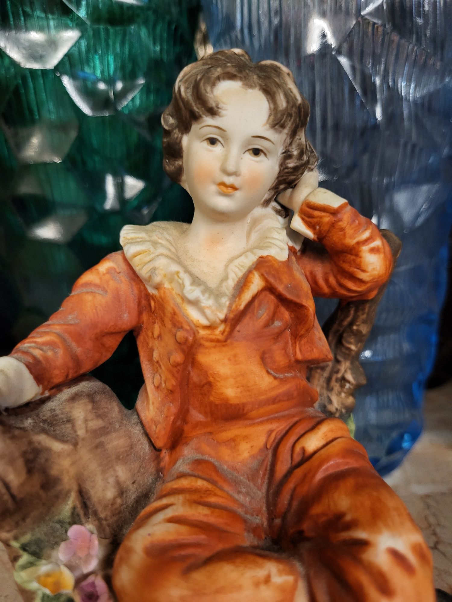 Porcelanowa biskwitowa sygnowana figurka chłopca ręcznie malowana