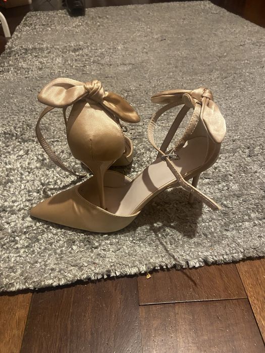 Sapato cetim bege tamanho 40