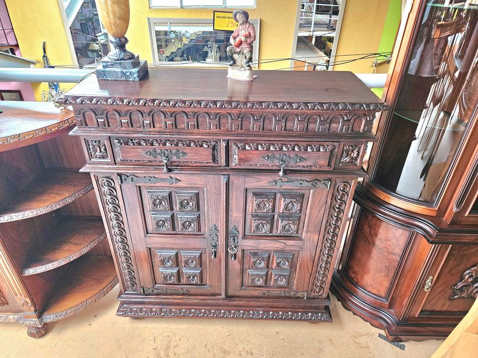 Móvel antigo em madeira trabalhada - óptimo estado