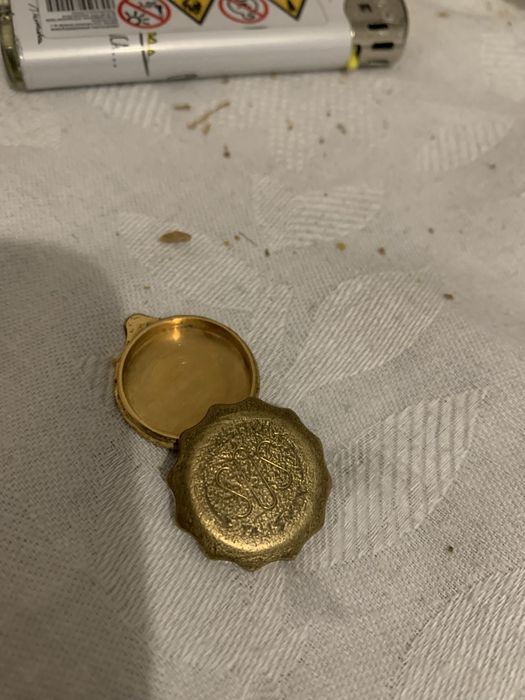 Skrytka zakrecana złotawa staroć