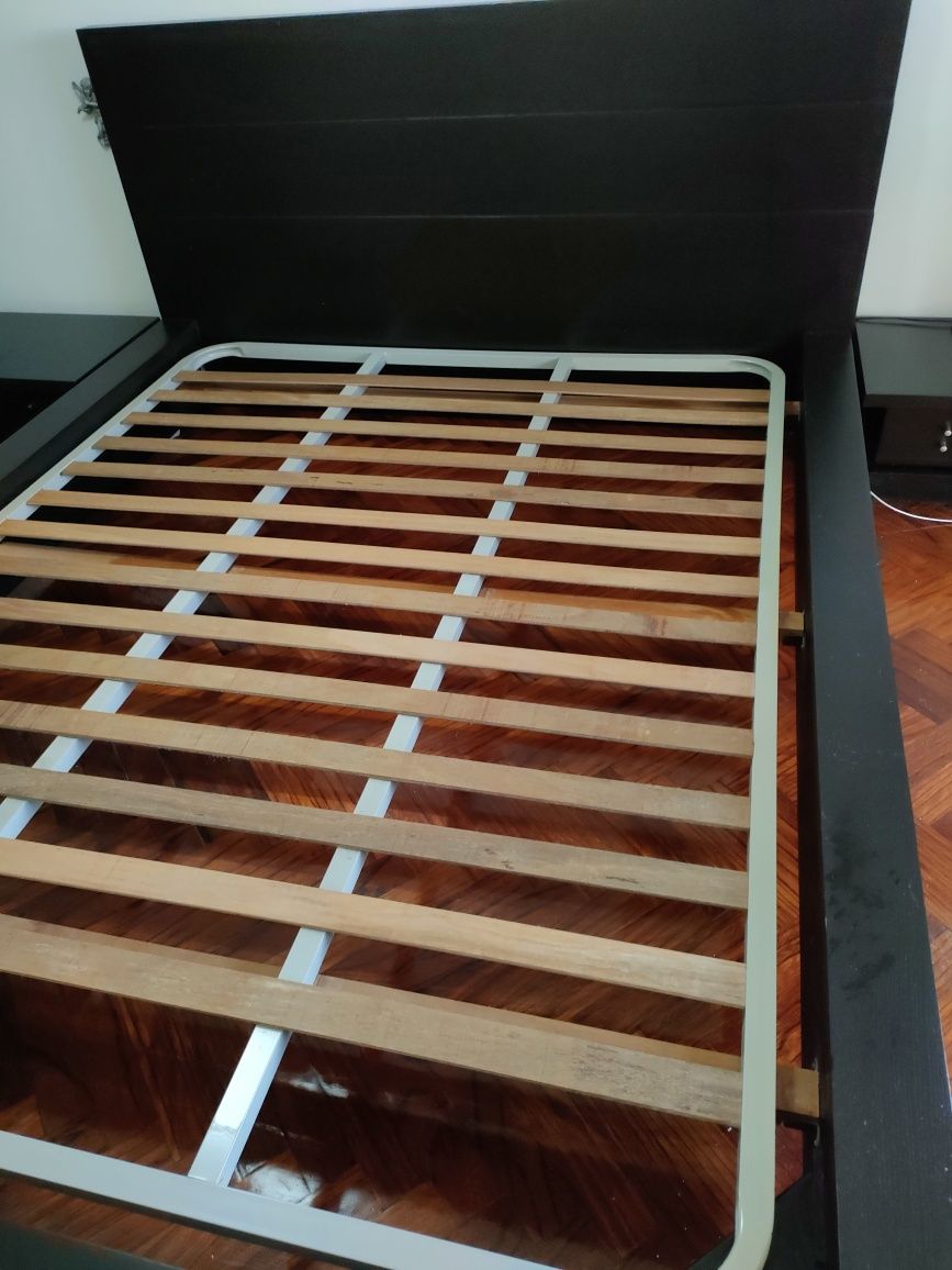 Cama casal com estrado e 2 mesas de cabeceira madeira maciça cor  weng