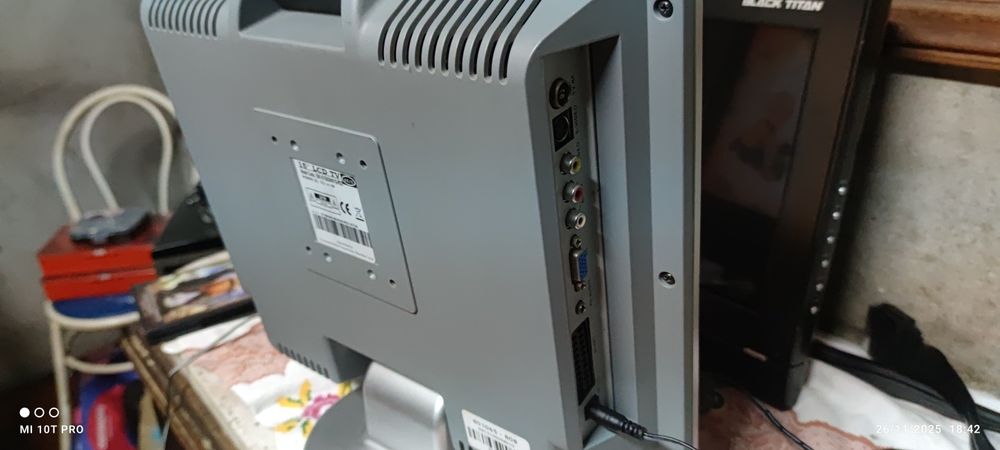 TV LCD com DVD a funcionar bem sem problemas.
