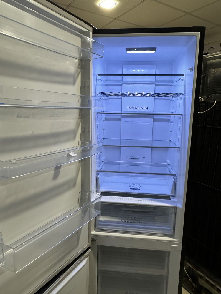 Hisense 2 м. чорне скло  No Frost холодильник hh22210