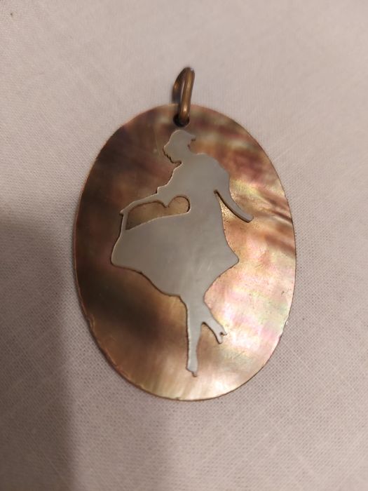 Medalhão / Pingente em Madrepérola Oval.