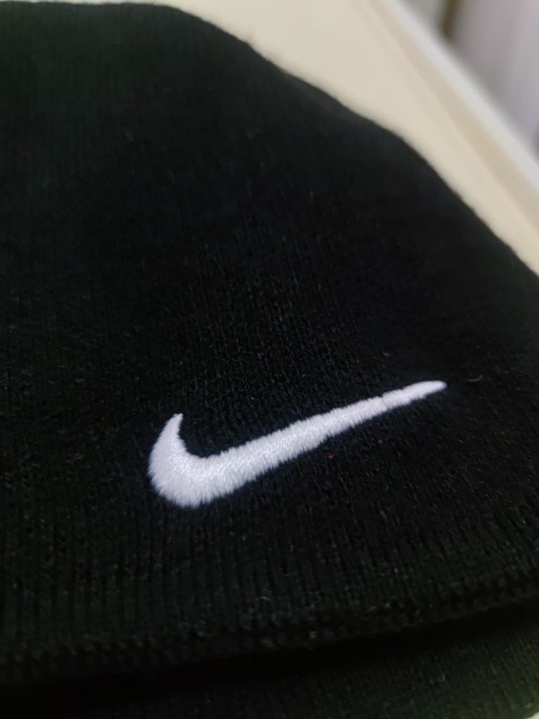 czapka beanie klasyczna Nike czarna z białym swooshem classic sport re