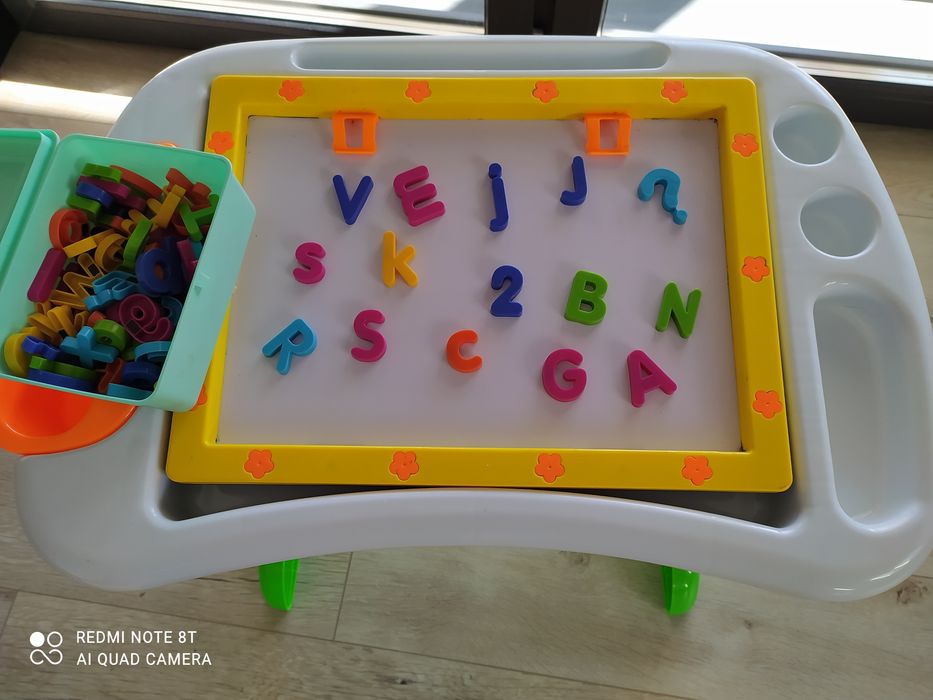 Edukacyjne biurko z tablicą