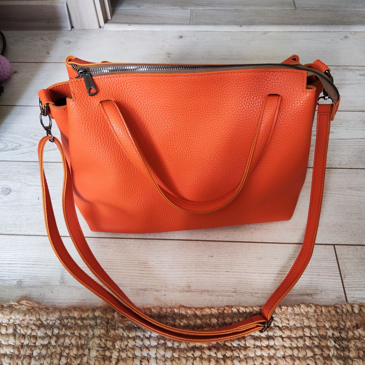 Супер ефектна оранжева сумка-шопер з штучної шкіри