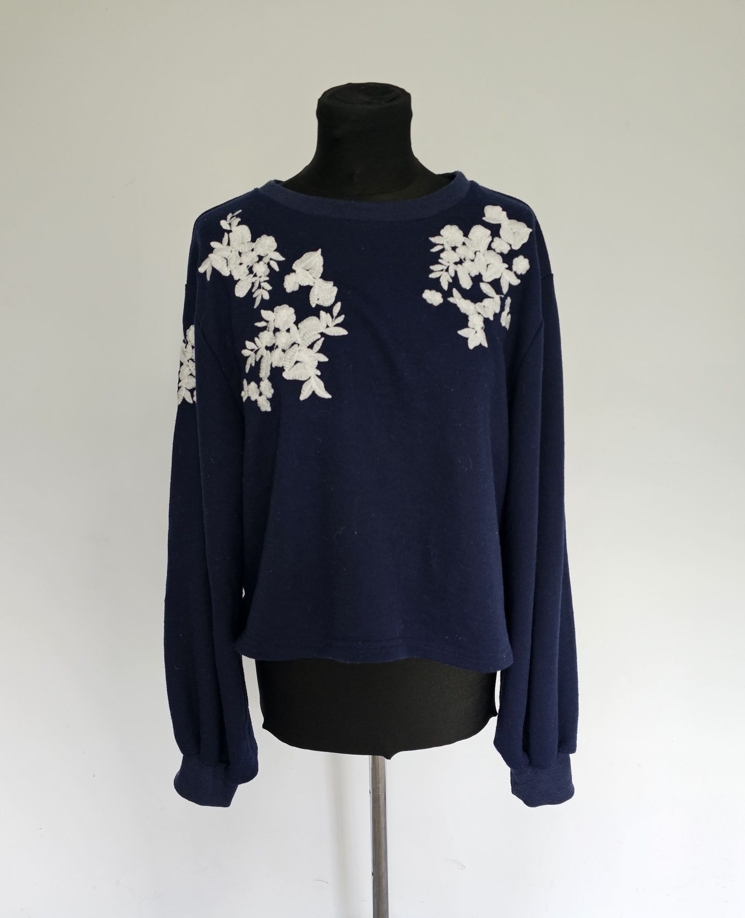 Granatowy sweter z bufiastym rękawami i białymi kwiatami oversize crop