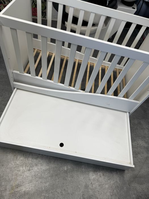 Łóżeczko z szufladą i przewijakiem