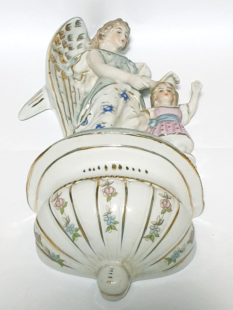 Rara antiga Pia de Agua Benta em porcelana alemã Sec. XIX