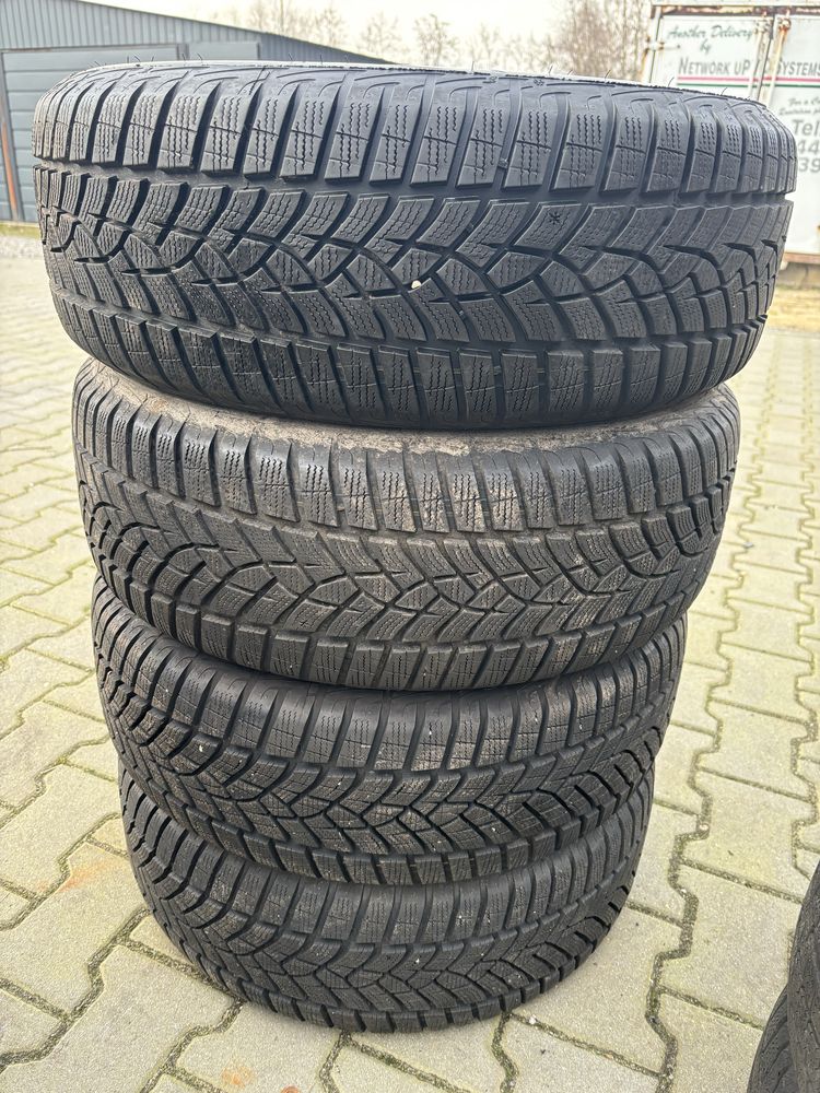 Komplet opon zimowych 215/60 R16 GoodYear