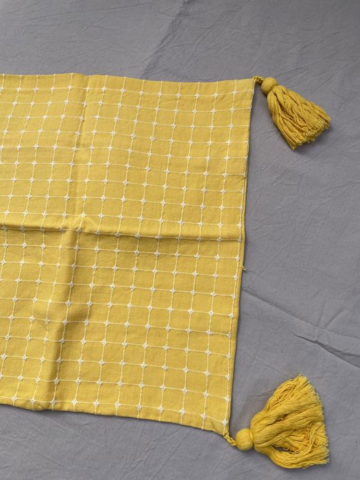 Poszewka ozdobna na poduszkę z frędzlami.