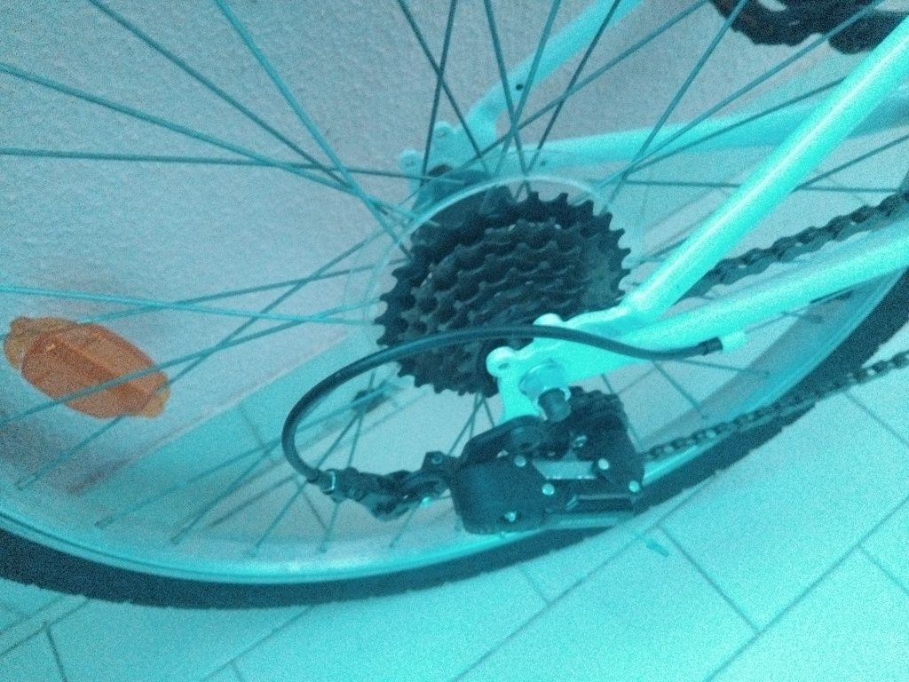 Bicicleta nova  BTWIN 24 X 1.75 preço é de 150 a 200 euros