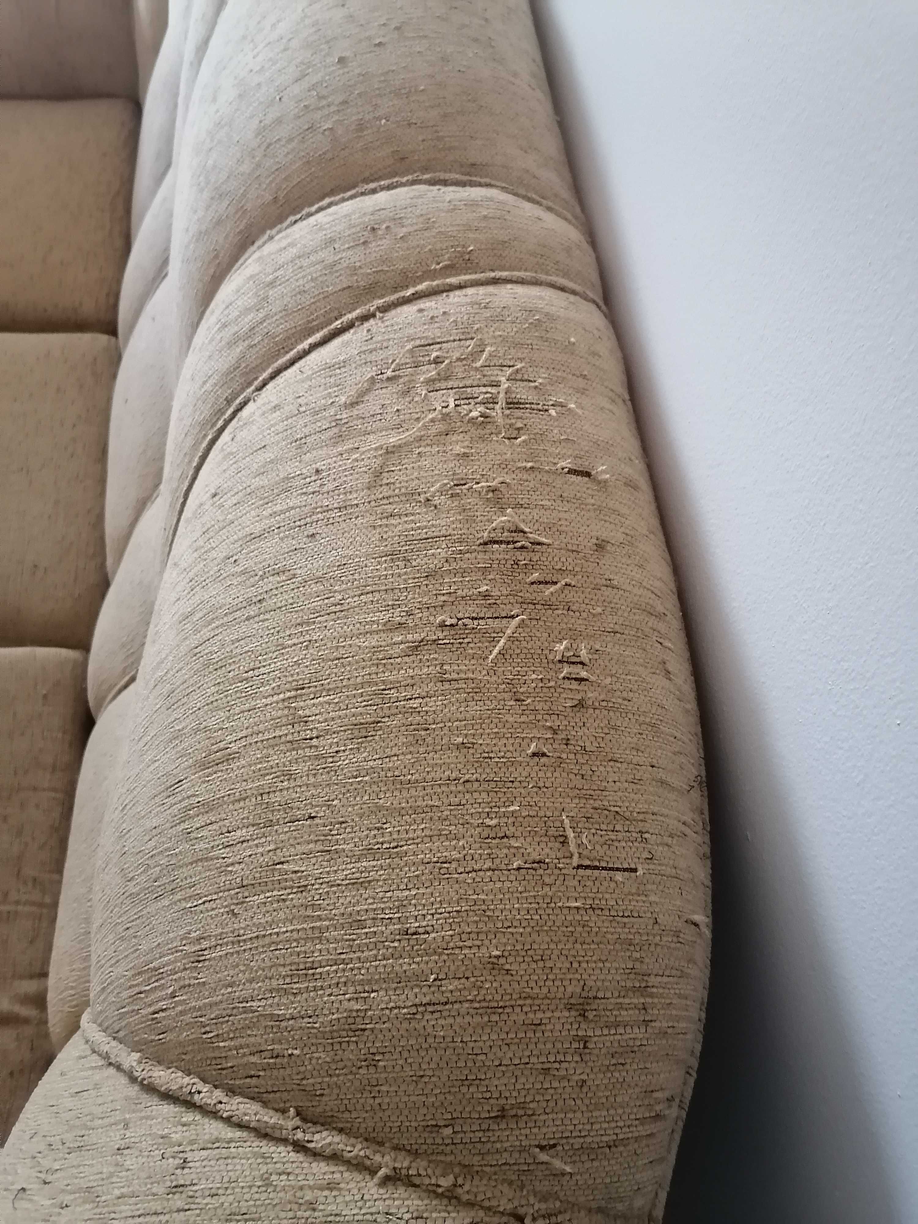 Sofá de tecido creme