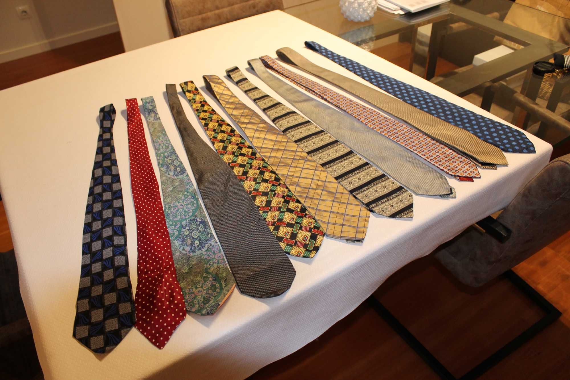 Conjunto de gravatas, meias e cabides