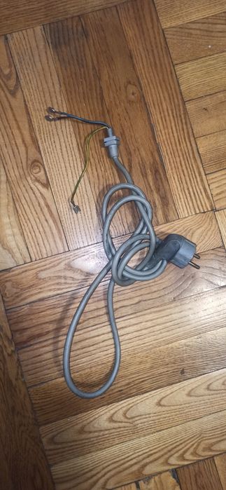 Кабель з вилкою та коемниками 1,5 метра. Є багато