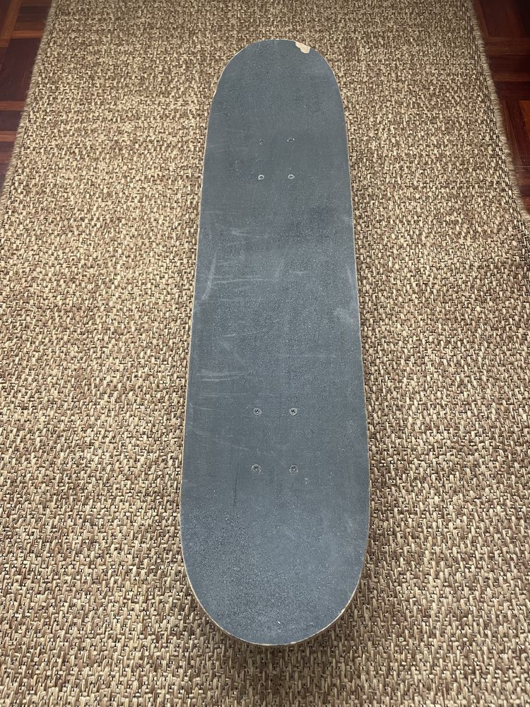 Skate verde com monstro usado