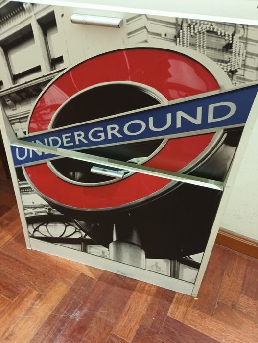 Sapateira usada em bom estado para quarto de jovem colocar sapatos