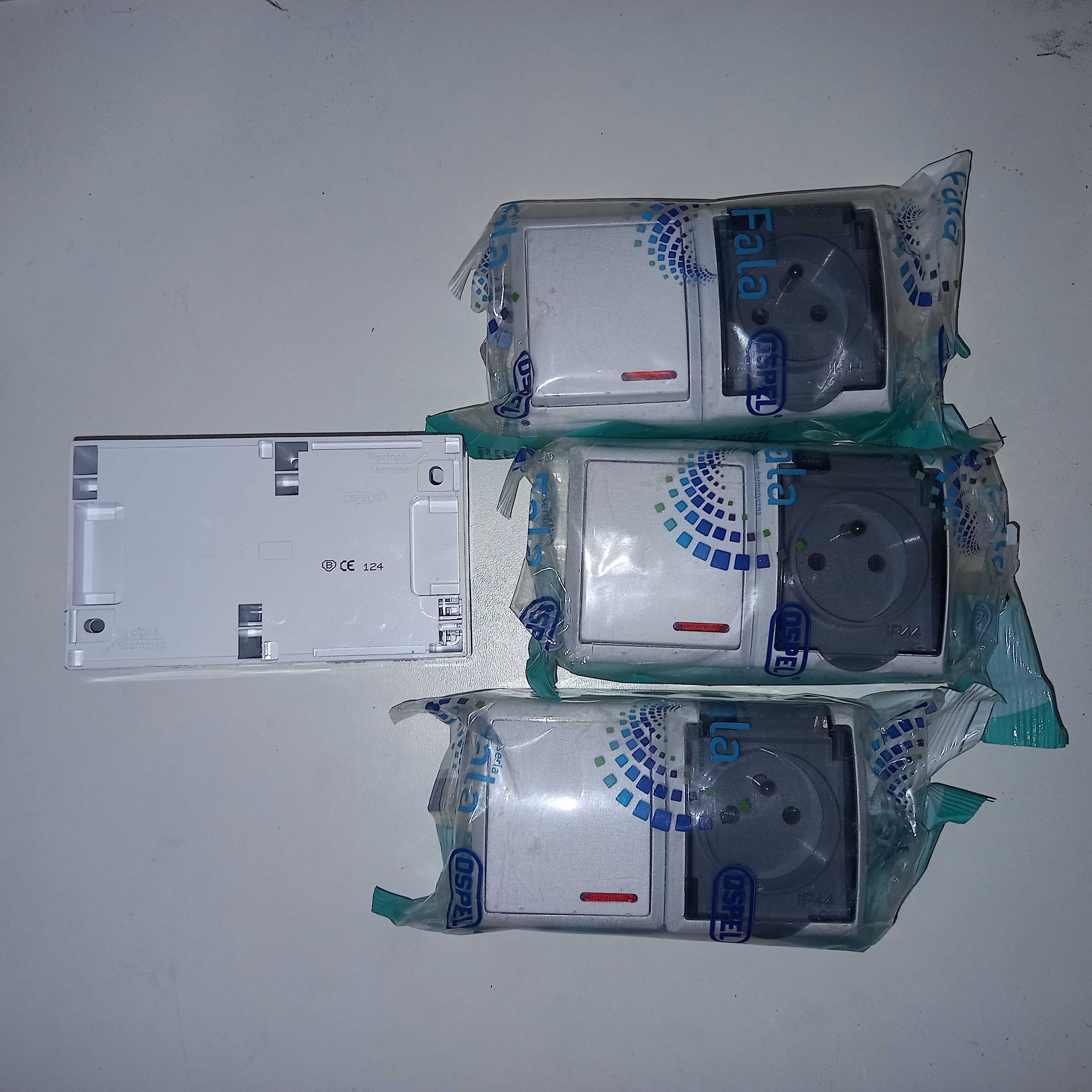 Włącznik Łącznik jednobiegunowy z podświetleniem + gniazdo IP44 4szt.