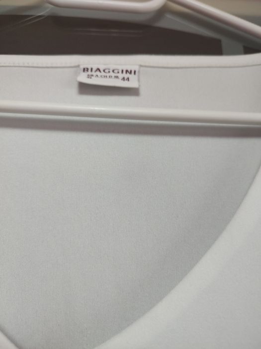 Biała koszulka na ramiączkach