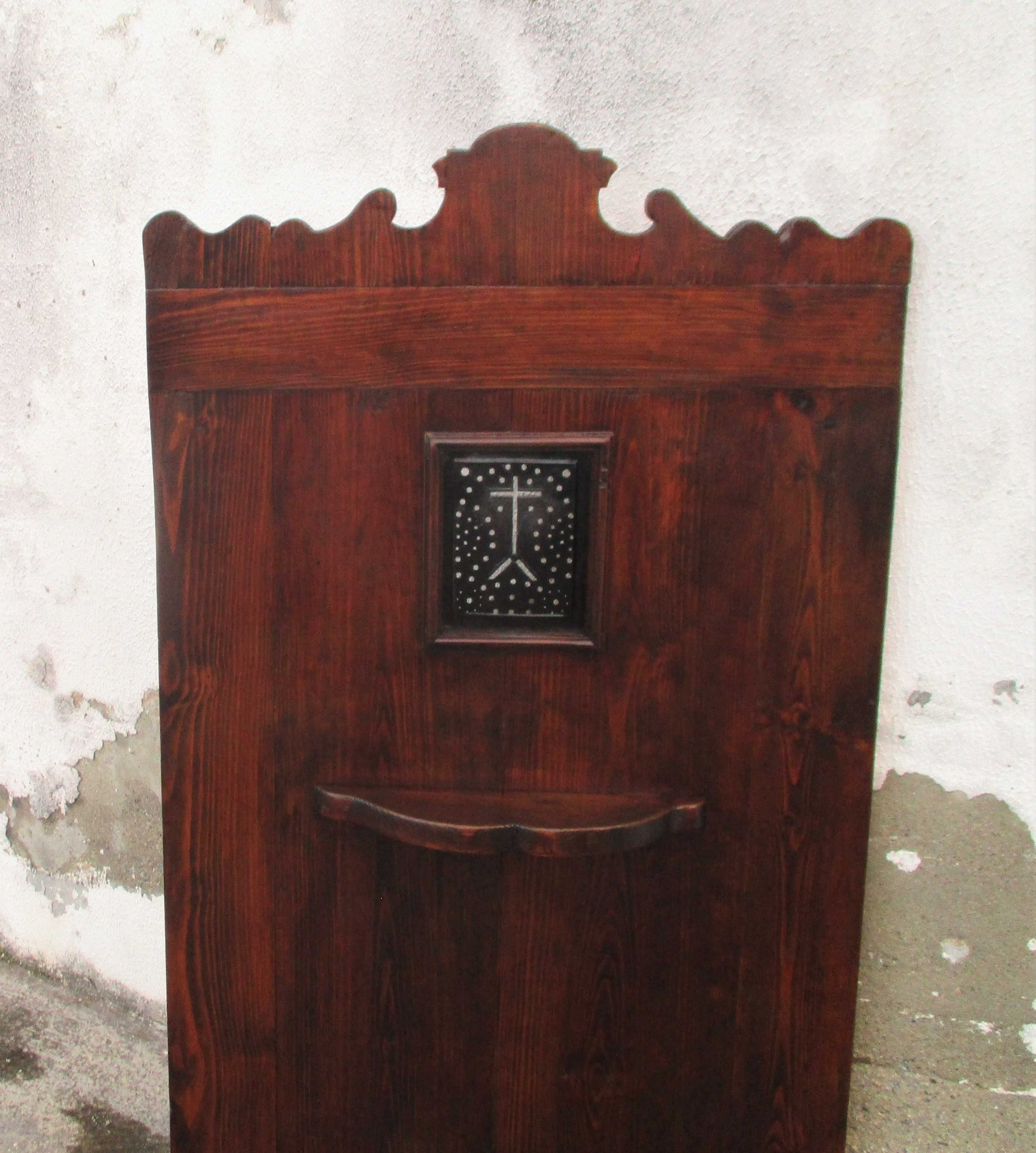 Antigo confessionário em madeira