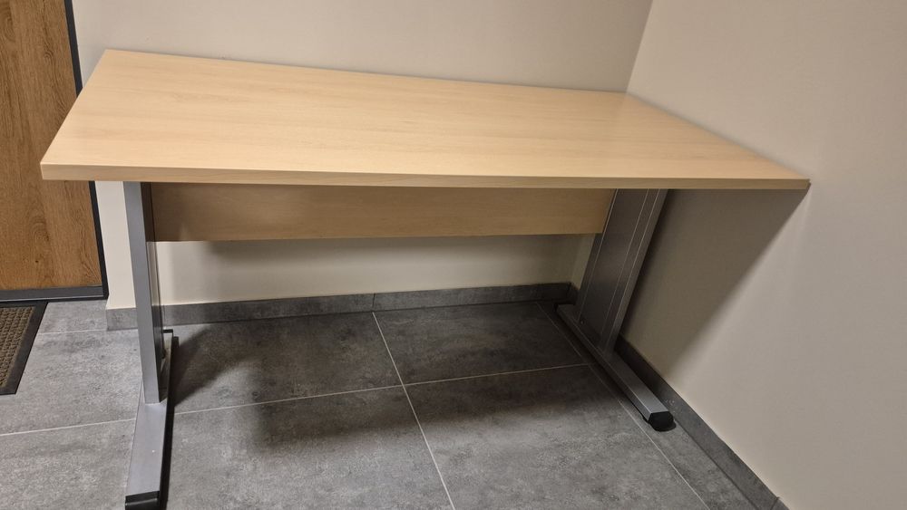 Biurko z metalowymi nogami 140×70