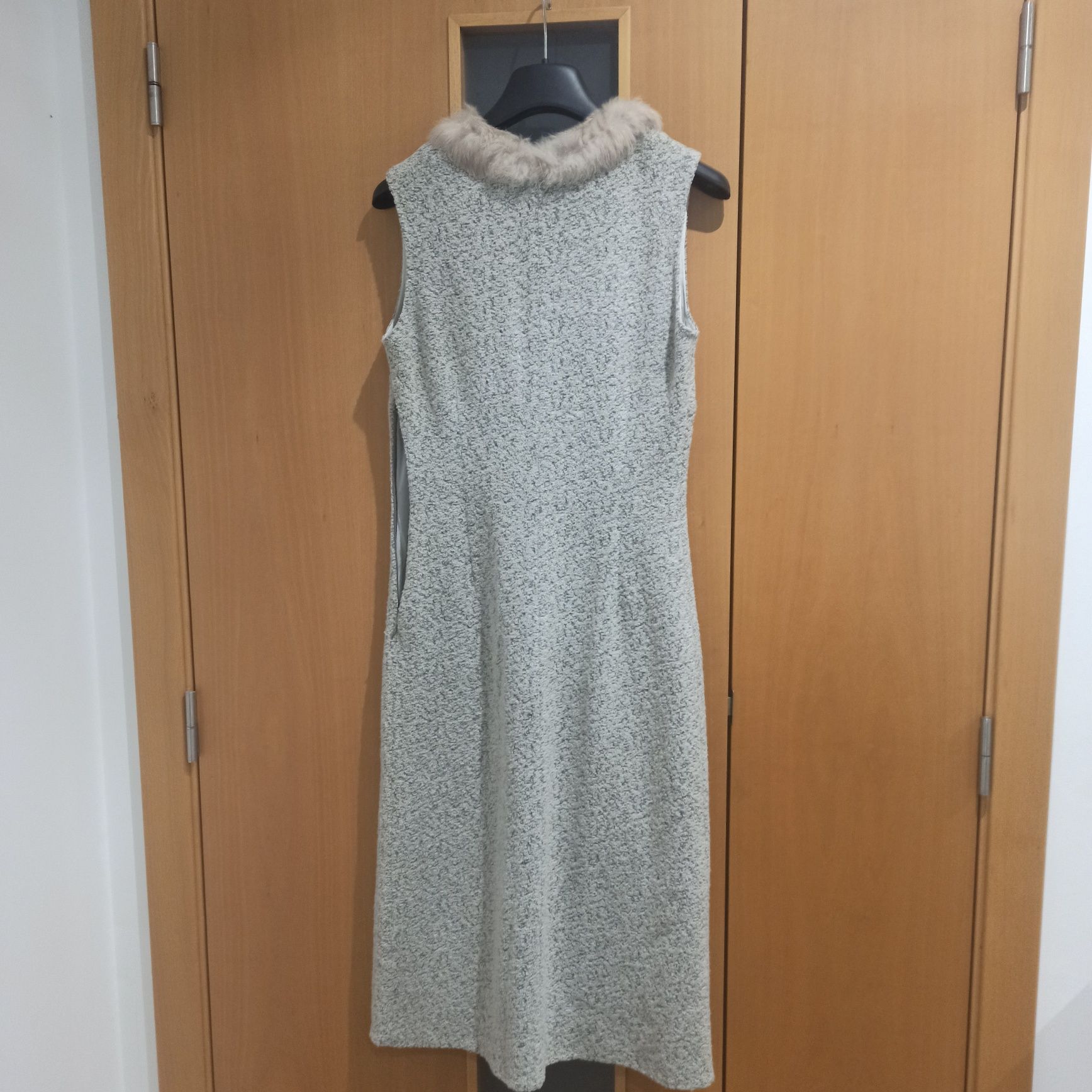 Vestido comprido em malha com pêlo no decote