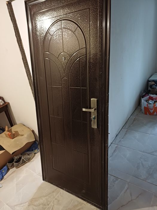 Продам  вхідні квартирні двері бу недорого з коробкою.