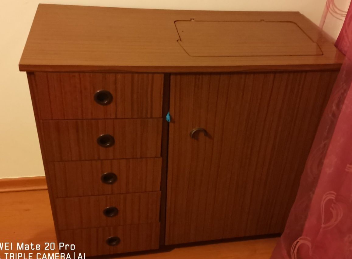 Vendo máquina de costurar e bordar.