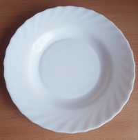 Biały talerz do zupy o średnicy 22,5 cm