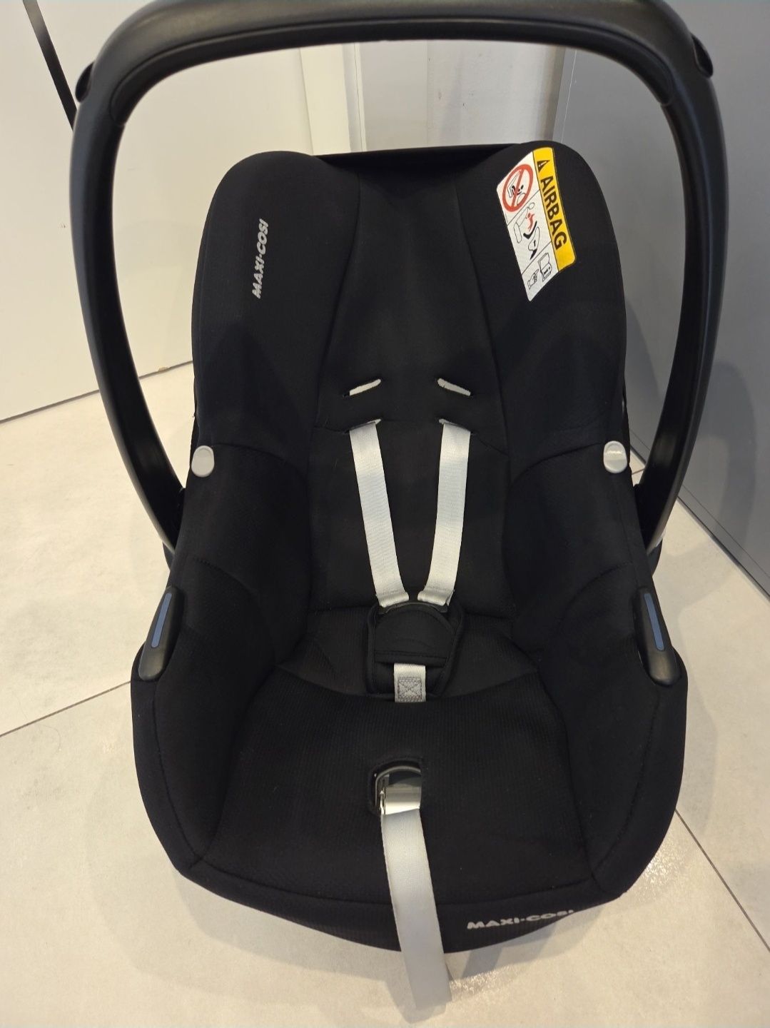 Łupina Maxi Cosi Cabrio Fix i-Size w zestawie baza Universal ISOFIX
