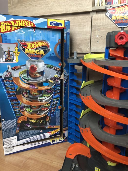 Hot Wheels mega garage