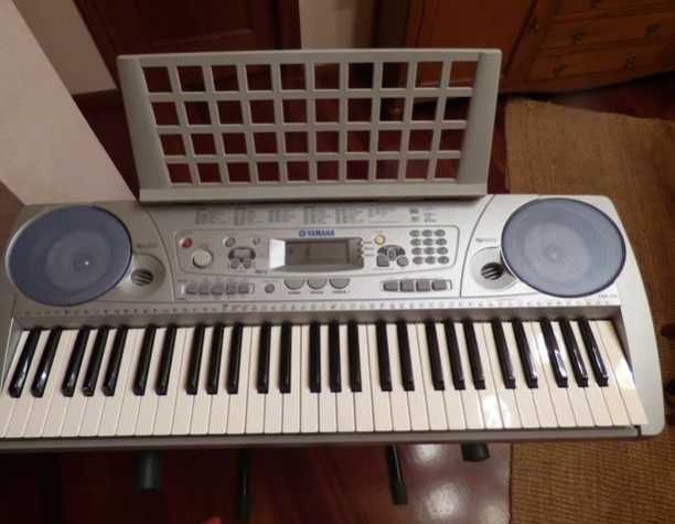 Yamaha PSR 275-em bom estado.