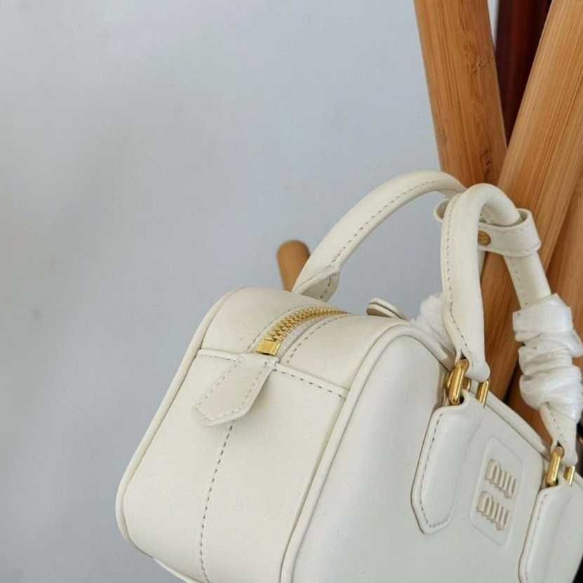 MIUMIU biała torba do bowlingu - designerski must have