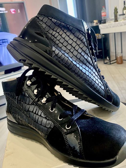 Продам ботинки денские на шнурках