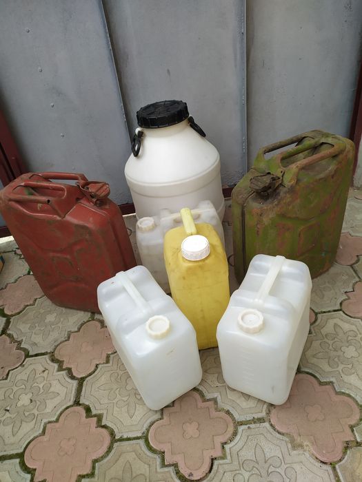 Каністри металеві (20л), пластикові (10л)