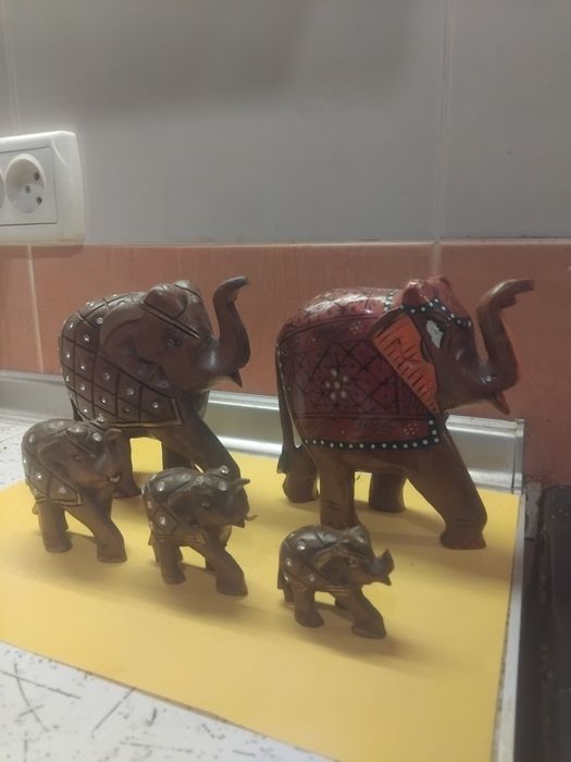 Набор слонов из красного дерева