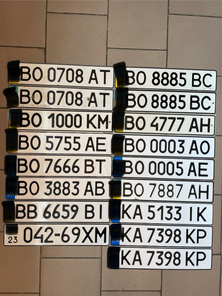 Автомобільні номерні знаки для колекції.