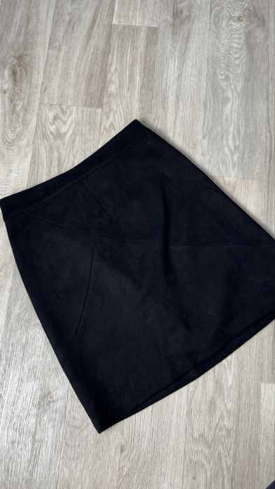 Спідниця чорна, з-заду замок і резинка