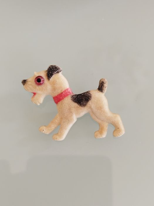 lindo broche antigo representando um cão.  boa condição