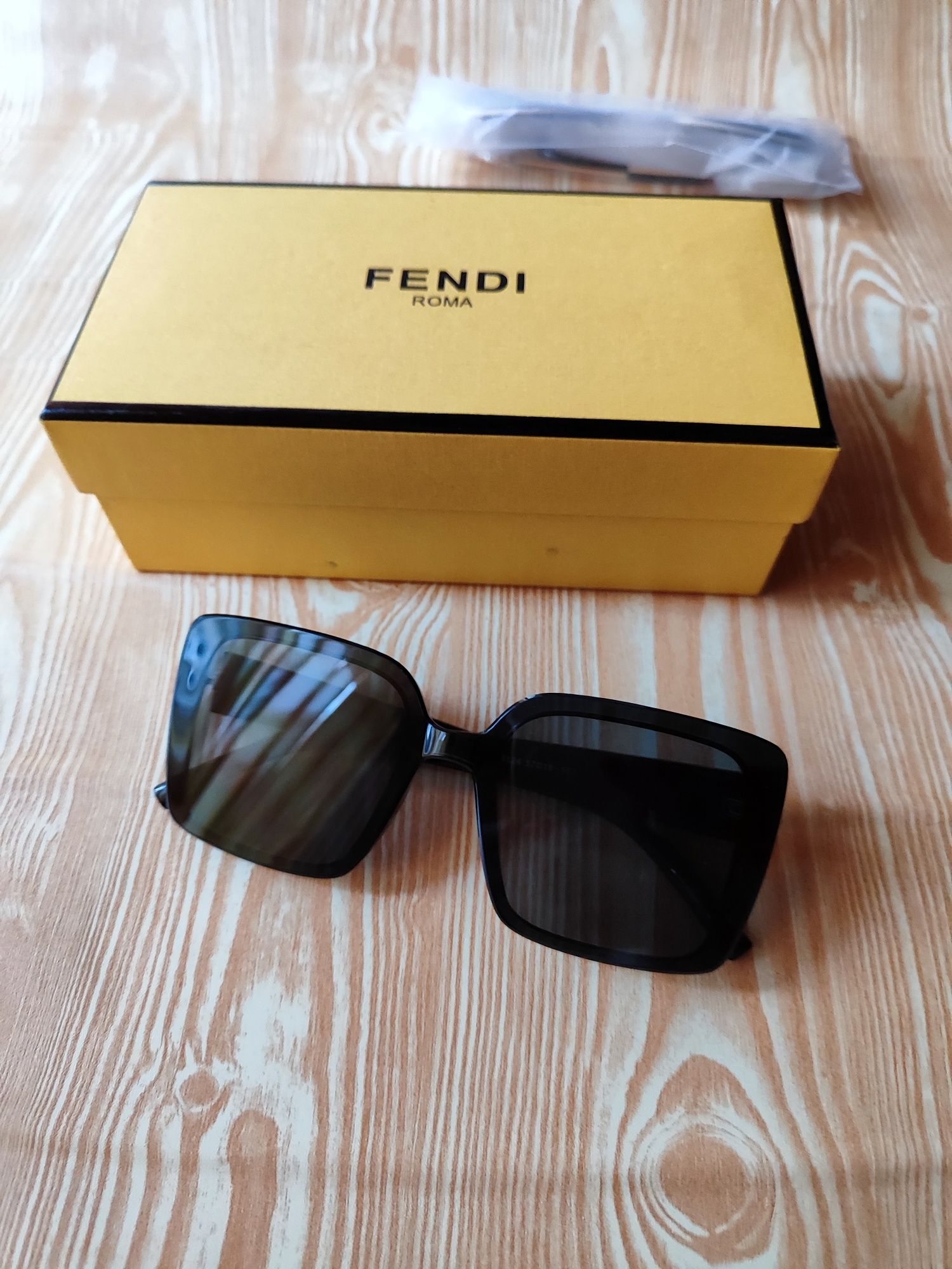 Очки солнцезащитные Fendi