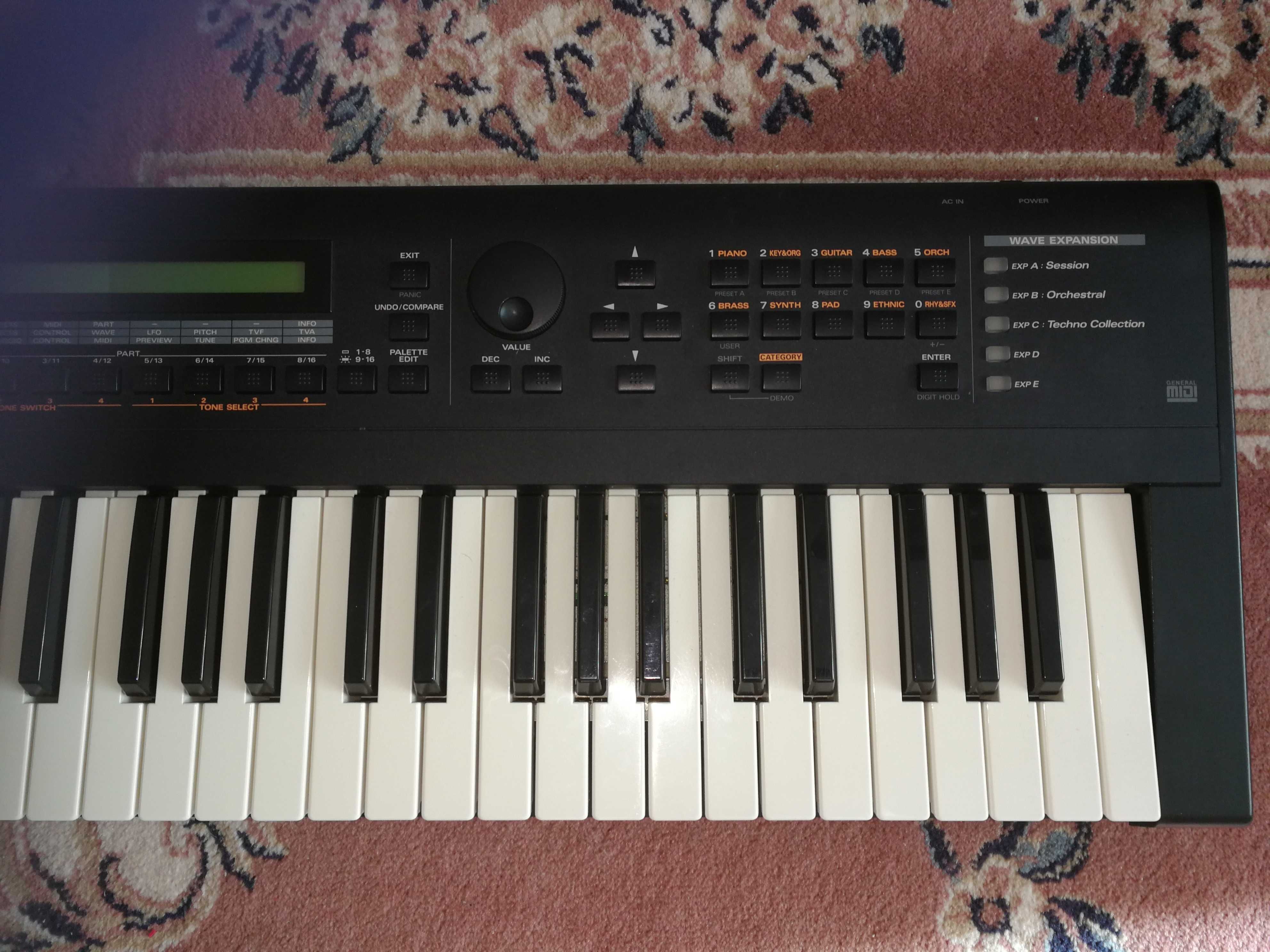 Roland XP-30 piękny stan, używany b. mało i tylko w domu jako hobby