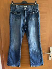 Niebieskie jeansy z szerokimi nogawkami