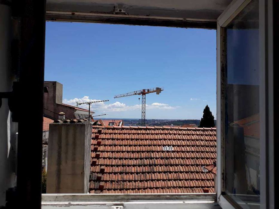 Quarto c/ WC PRIVADO num SOTÃO TETO BAIXO. Centro Lisboa