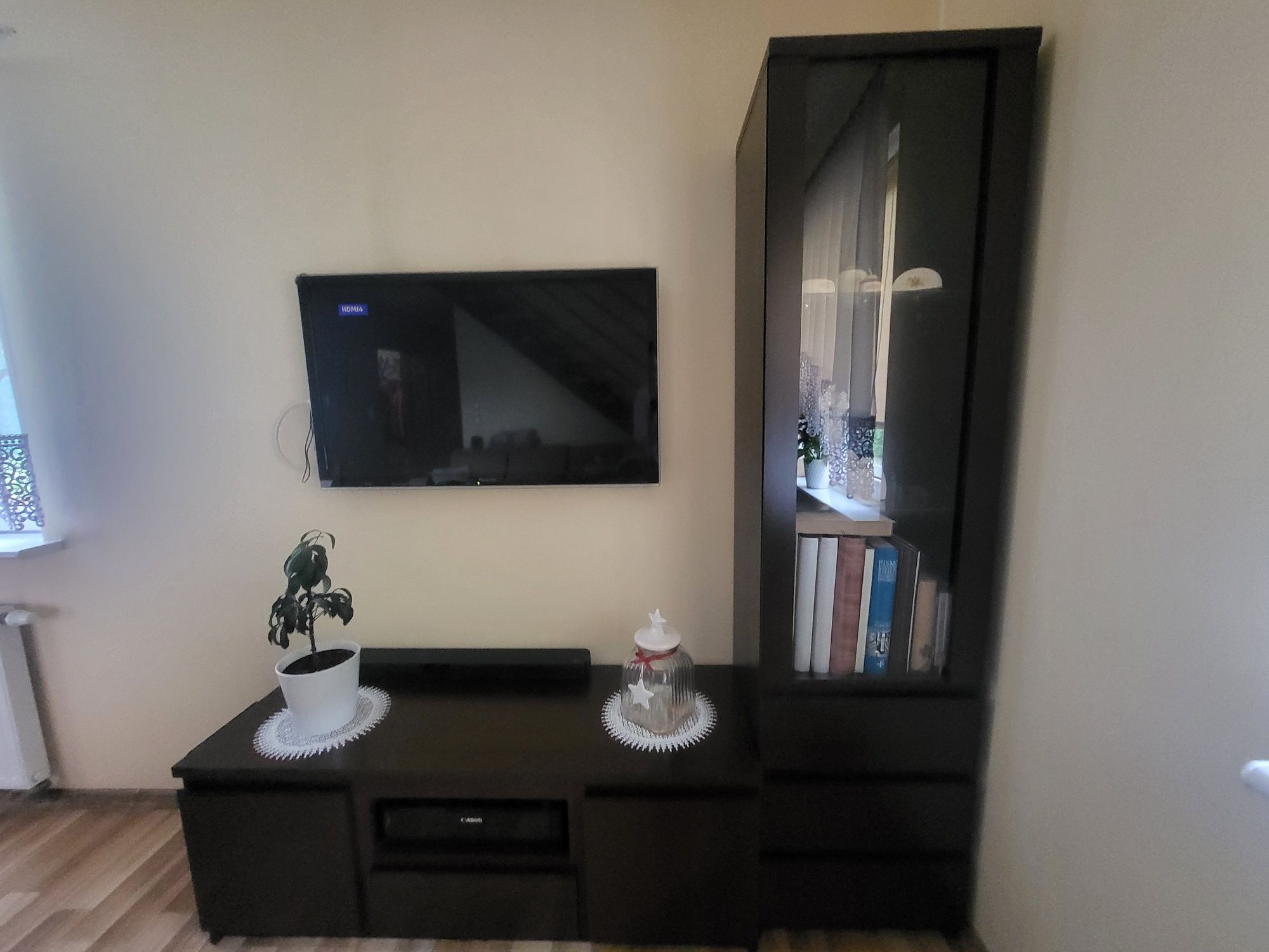 Meble pokojowe Wójcik seria Pello (komoda rtv, witryna, półka) + stół