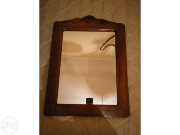 Espelho antigo com moldura em madeira trabalhada