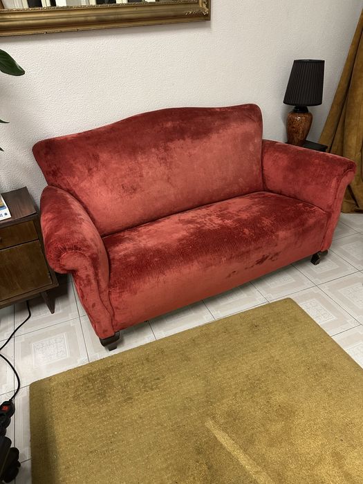 Sofa vintage em veludo vermelho