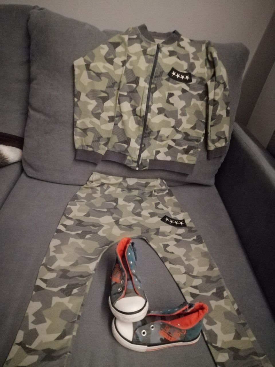 Dziecięcy dres moro r. 122 i trampki moro r.26