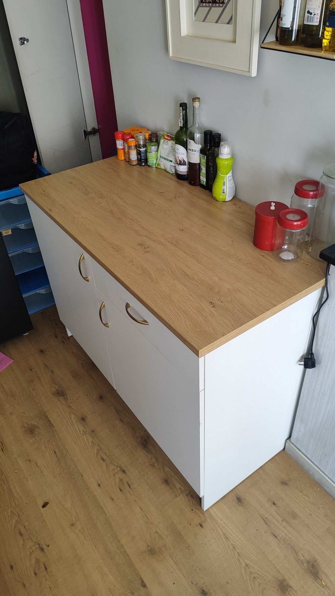 Cómodas IKEA com pegas douradas
