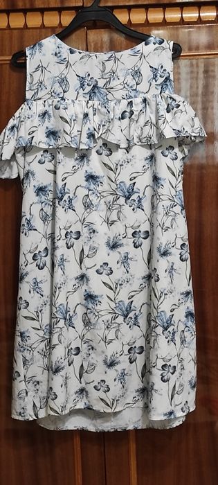 Гарні літні пляжні і повсякденні плаття, яскраві,  легенькі